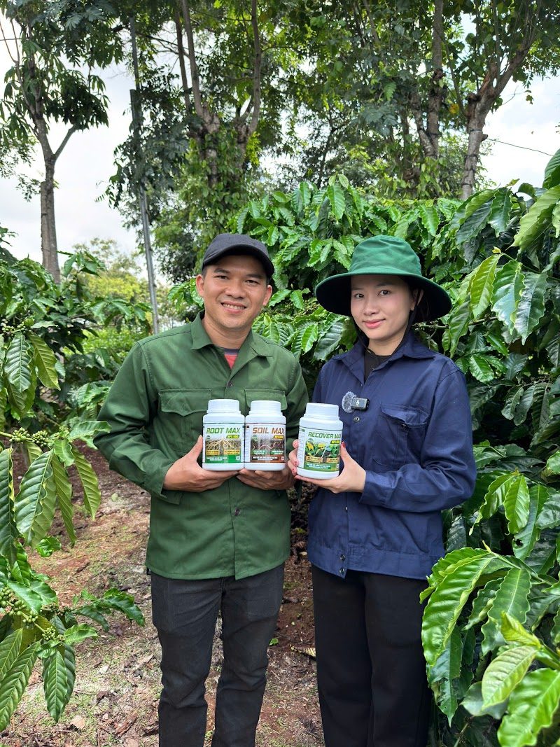 Khách hàng sử dụng ROOT MAX, SOIL MAX, RECOVER MAX trên vườn cà phê
